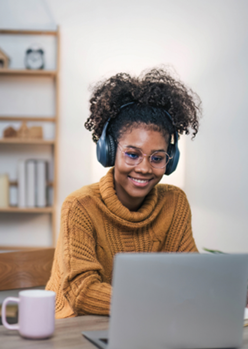 Student learning Spanish online